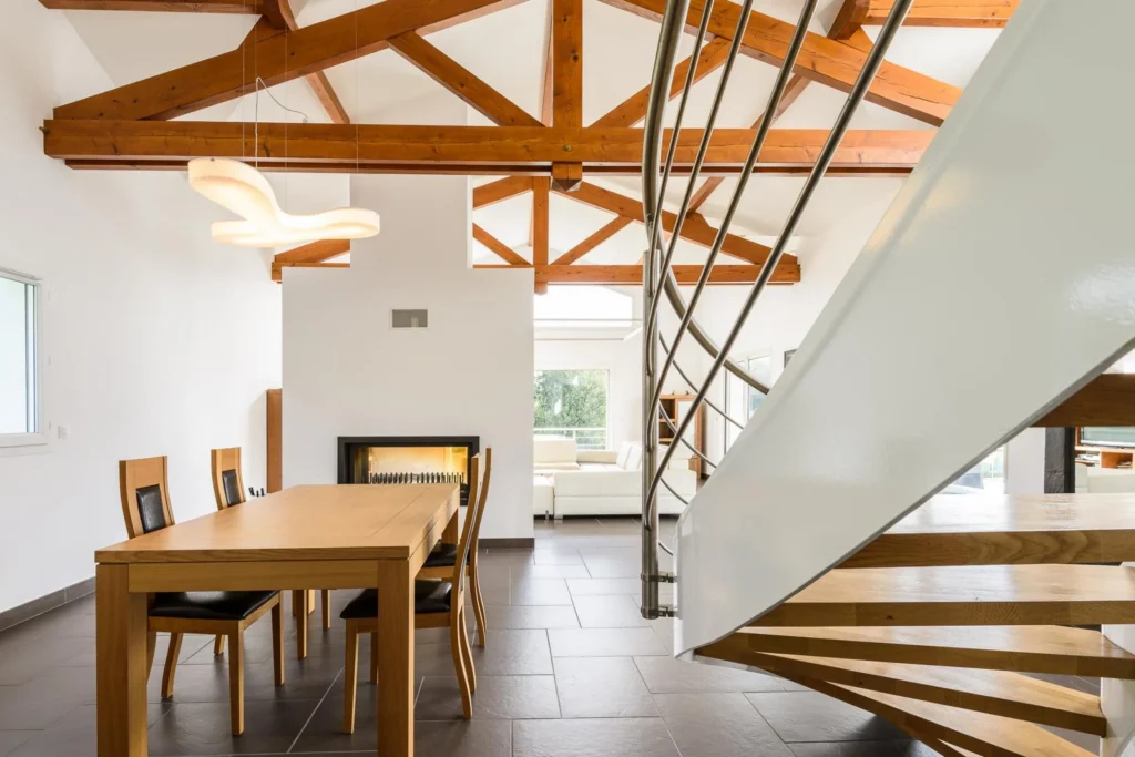 Maison style néo-basque et grands volumes intérieurs – réalisation Castors Basques au Pays Basque