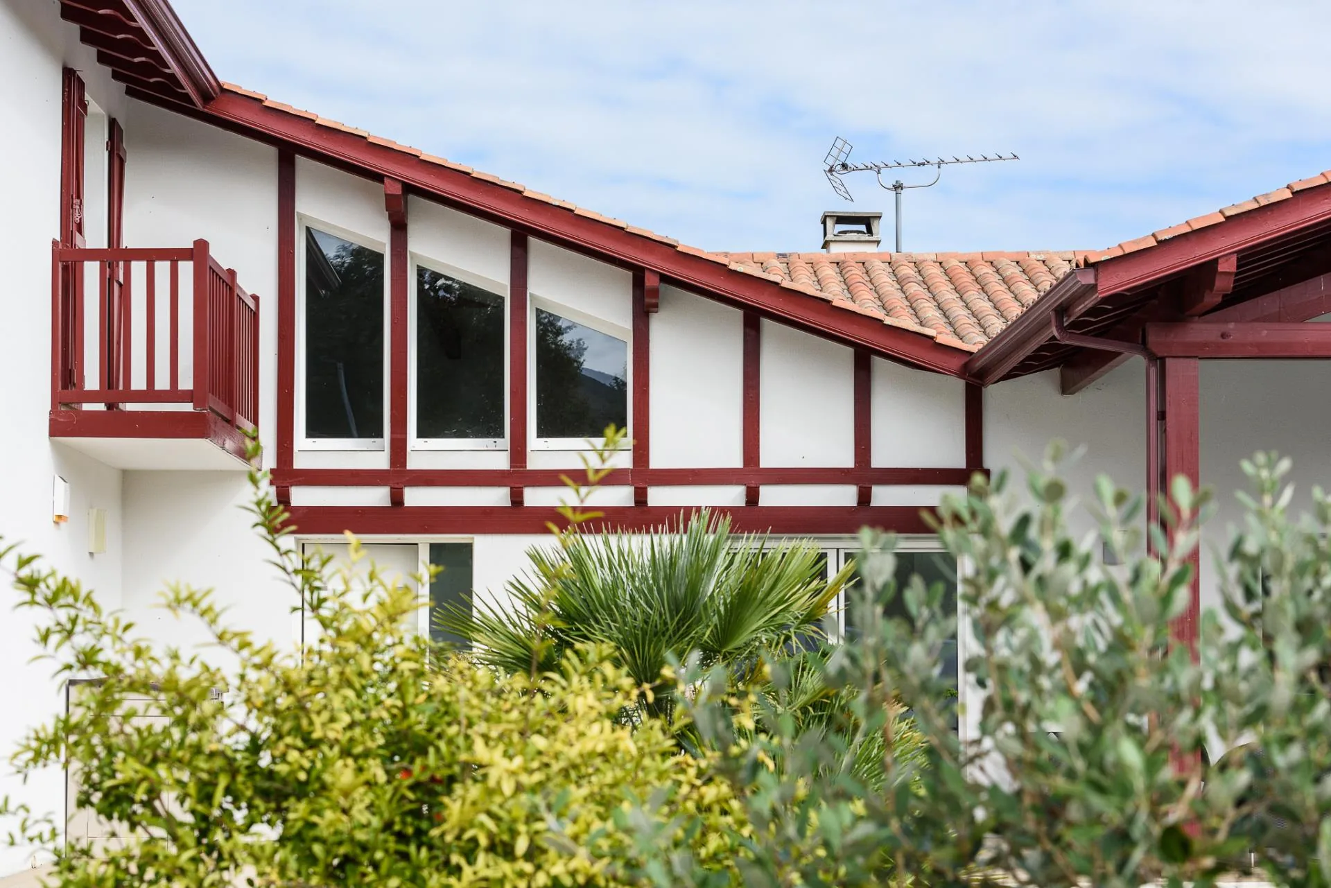 Maison style néo-basque et grands volumes intérieurs – réalisation Castors Basques au Pays Basque