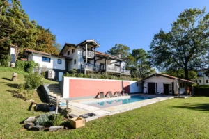 Transformation et agrandissement d'un garage en maison d'habitation – réalisation Castors Basques au Pays Basque