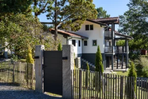 Transformation et agrandissement d'un garage en maison d'habitation – réalisation Castors Basques au Pays Basque