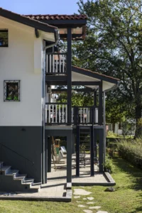 Transformation et agrandissement d'un garage en maison d'habitation – réalisation Castors Basques au Pays Basque