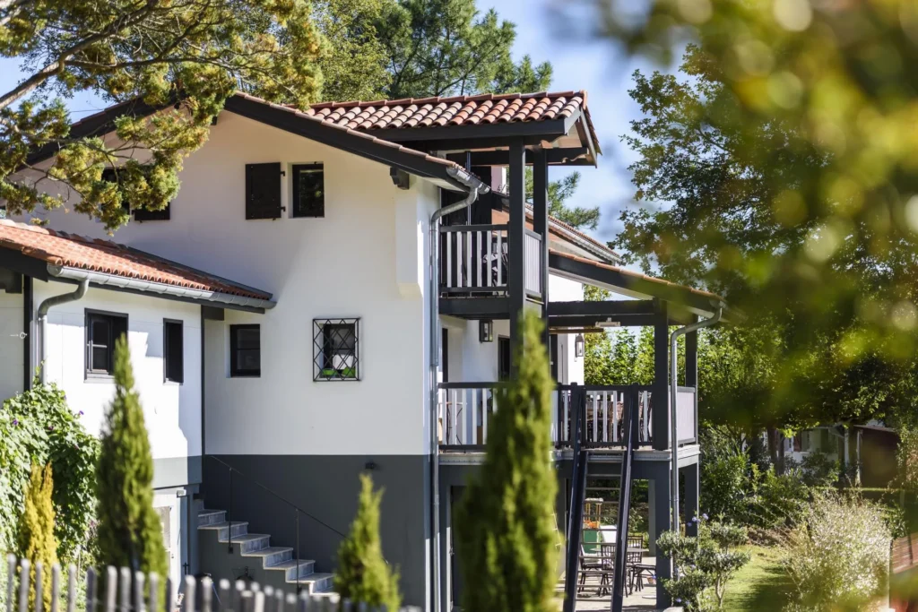 Transformation et agrandissement d'un garage en maison d'habitation – réalisation Castors Basques au Pays Basque
