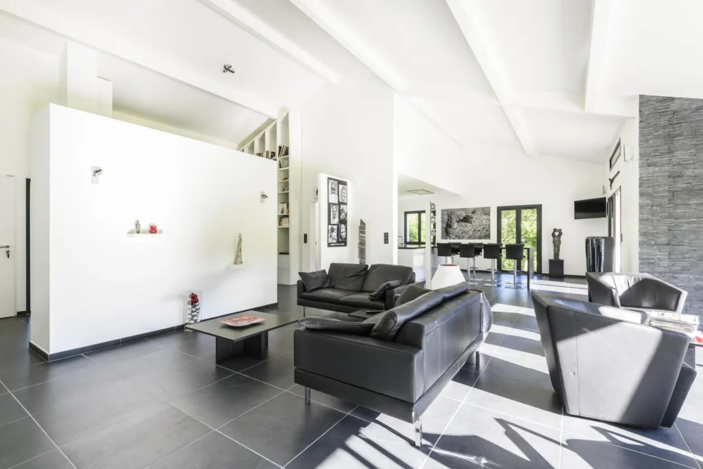 Maison traditionnelle et intérieur contemporain – réalisation Castors Basques au Pays Basque