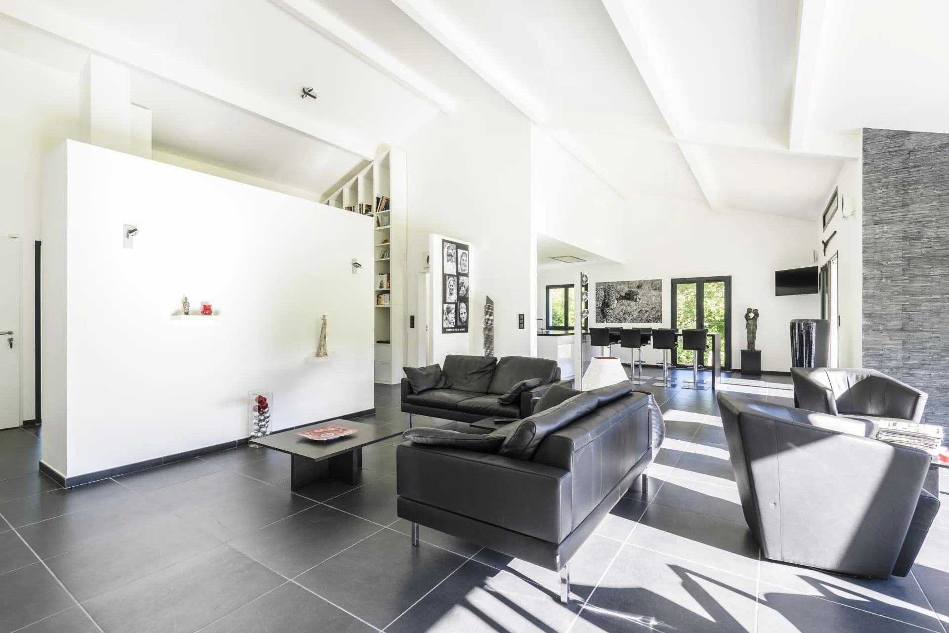 Maison traditionnelle et intérieur contemporain – réalisation Castors Basques au Pays Basque