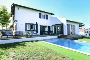 Complète transformation d'une maison, avec agrandissement et surélévation – réalisation Castors Basques au Pays Basque
