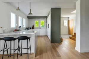 Complète transformation d'une maison, avec agrandissement et surélévation – réalisation Castors Basques au Pays Basque