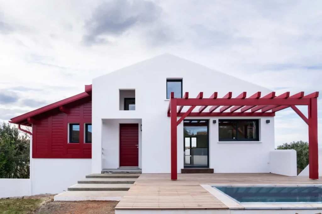 Maison avec de grands espaces de vie – réalisation Castors Basques au Pays Basque