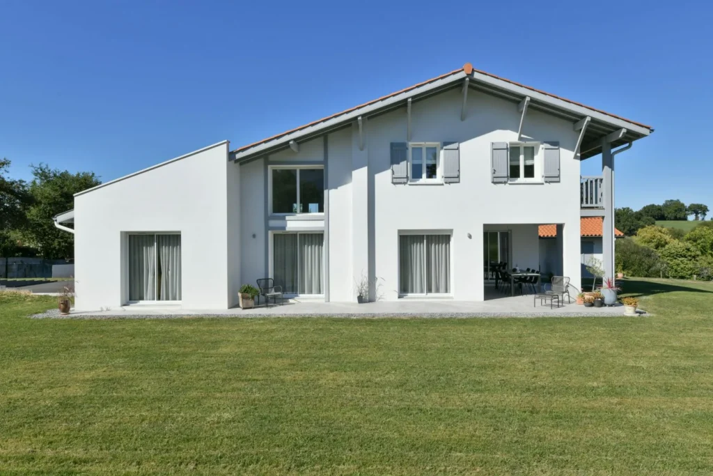 Maison moderne avec de beaux volumes intérieurs – réalisation Castors Basques au Pays Basque
